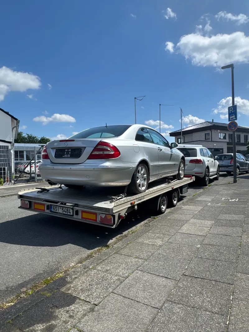 Mercedes-Benz CLK 320 na autopřepravníku — pohled zezadu