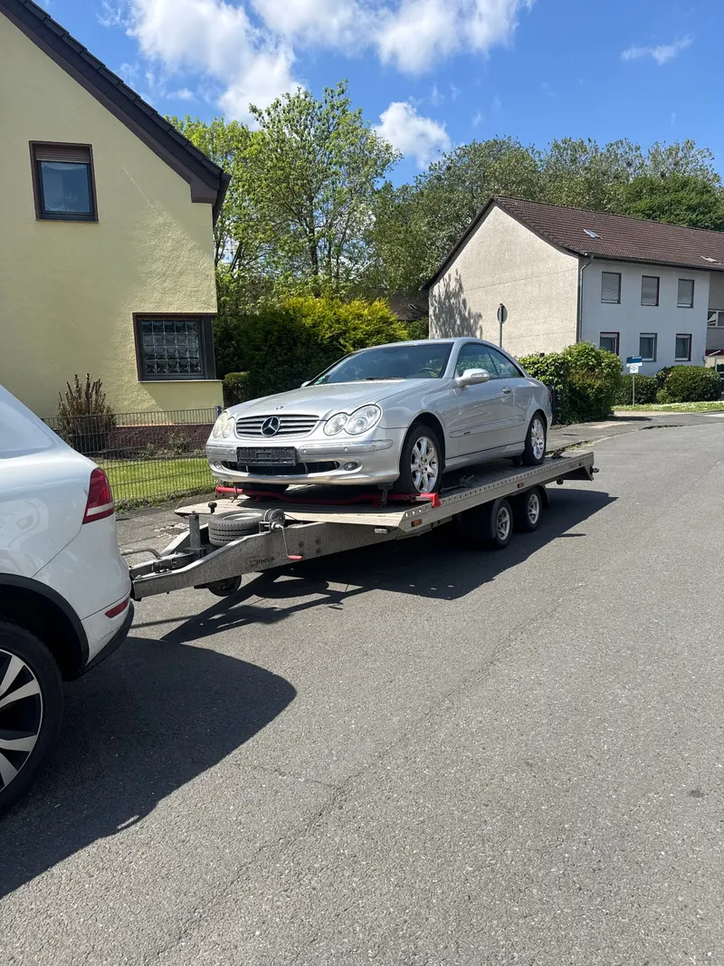 Mercedes-Benz CLK 320 na autopřepravníku — pohled zepředu