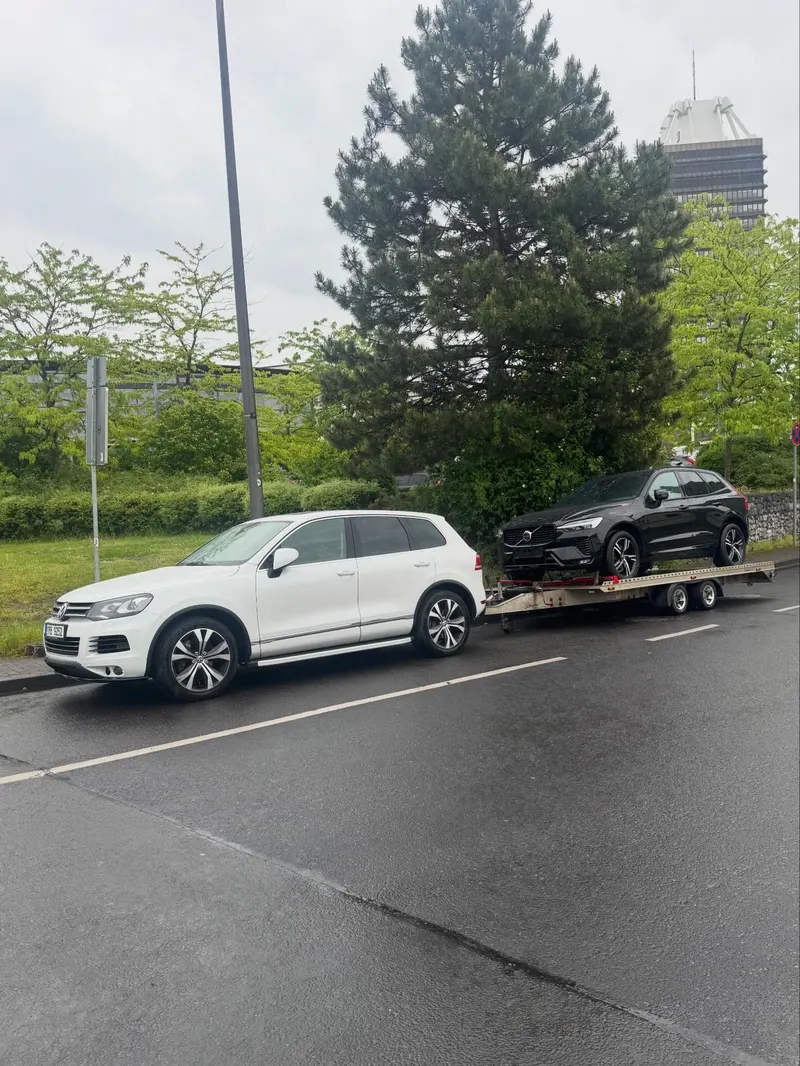 Volvo XC60 na autopřepravníku taženém vozem