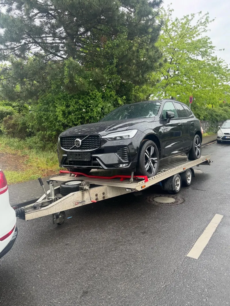 Volvo XC60 na autopřepravníku — pohled zepředu
