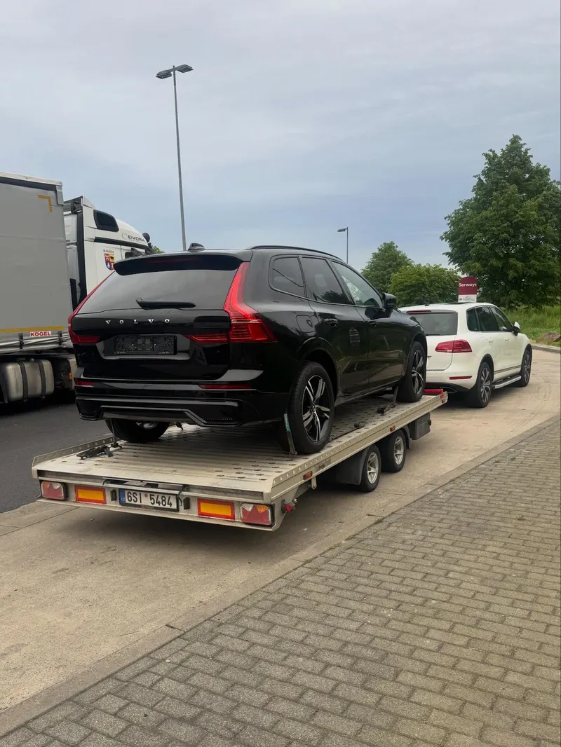Volvo XC60 na autopřepravníku — pohled zezadu