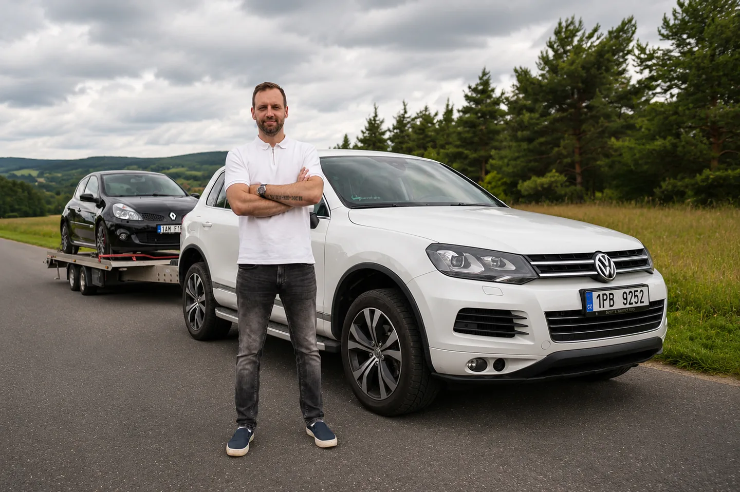Petr Kučera s vozem Volkswagen Touareg a přepravním podvalem
